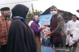 Gus Irawan bersama OJK serahkan bantuan disertai penyuluhan keuangan