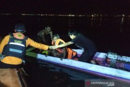 Tim SAR evakuasi empat nelayan yang kapalnya terbalik