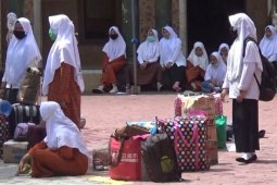 Ratusan santriwati Ponpes Trenggalek dipulangkan antisipasi penularan COVID-19