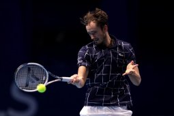 Medvedev menang perdana di ATP Finals setelah membungkam Zverev