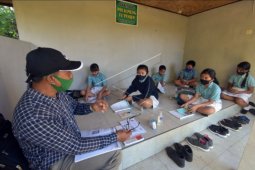 Siswa di Cempaga belajar di Pos Kamling