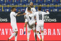 Italia ke empat besar setelah bungkam Bosnia, Belanda juga menang