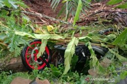 Petugas BPBD Cianjur temukan jasad pemotor tertimbun longsoran tanah