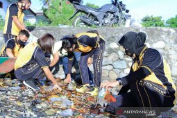 Polres Malteng bersama warga bersihkan objek wisata Pantai Kuako