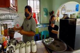 Cara pemilik warung kopi terapkan prokes COVID-19 bagi pelanggannya