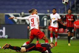 Gol Poulsen amankan satu poin Leipzig dari markas Frankfurt