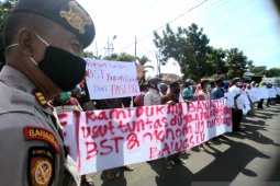 Massa demo Bawaslu Situbondo tuntut usut politisasi bansos tunai Kemensos