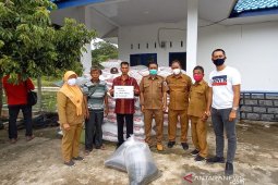 DKP Provsu salurkan bantuan untuk 13 pokdakan Tapteng yang terdampak COVID-19