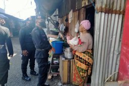 Personel Polda Maluku bantu warga terdampak COVID -19