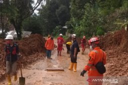 BPBD Cianjur siagakan petugas dan Retana di lokasi longsor