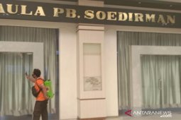 Ada pegawai terpapar COVID-19, Kantor Pemkab Jember disemprot disinfektan