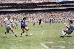 Bola "Tangan Tuhan" Maradona dilelang Rp36 miliar