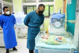 Bayi dengan perut masih bertali ari-ari ditemukan di semak kebun pisang