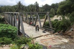 Desember jembatan Tambangan sudah bisa dilalui