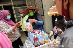 Penjual jamu keliling terapkan protokol kesehatan
