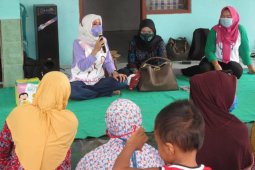 Warga desa terpencil di Sidoarjo sambat infrastruktur jalan ke istri BHS