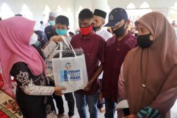 PKK Aceh serahkan peralatan sekolah bantuan Menteri PPPA