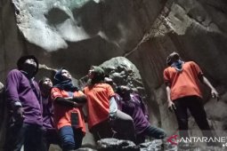 Tanah Laut plants trees in the Marble Cave area