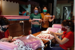 Monica galang karyawati warkop  produksi APD tenaga medis untuk perbatasan