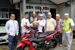 Yayasan "Dangsanak Kita" berikan bantuan kendaraan untuk ustadz dalam pembinaan mualaf