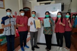 Ubaya sumbang perangkat dekontaminasi APD untuk RSUD Ngudi Waluyo Wlingi
