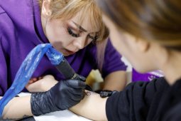 Seniman wanita Afghanistan Soraya dobrak pantangan tato