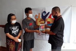 ANTARA serahkan bantuan gawai bagi anak wartawan