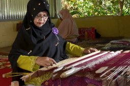 Pemkab Bangka Barat tingkatkan keterampilan perajin tenun tradisional