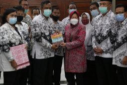 Risma terima penghargaan Tokoh Pendidikan di Surabaya
