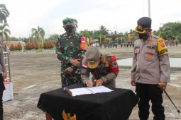 Satpol PP Paser serahkan 2.888 Satlinmas ke Polres
