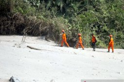 Tim SAR cari operator alat berat dikabarkan hilang saat erupsi Gunung Semeru