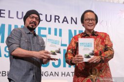 Sudhamek AWS Luncurkan Buku