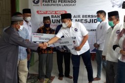 Perindo Langkat serahkan bantuan sumur bor
