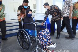 Wali Kota Banda Aceh serahkan bantuan kursi roda untuk lansia