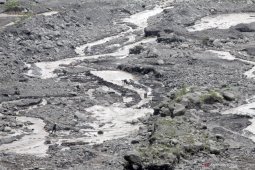Penambang pasir aliran Gunung Semeru