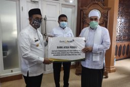 Bupati Aceh Jaya serahkan bantuan dana CSR bank Aceh syariah kepada Dayah dan UKM