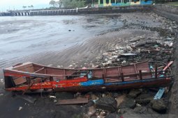 Dihantam ombak, dua perahu nelayan di Pasie Jaboi Sabang hancur