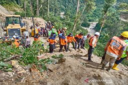 Dari ketinggian ratusan meter, alat berat beserta operatornya terseret  ke dasar Sungai Batang Toru
