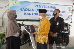 Bupati HST serahkan hadiah undian Simpeda KPE dan CSR Bank
