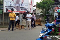 Paslon bupati dan wabup HST  "tampil" berbagi sembako
