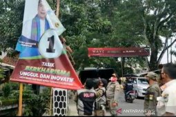 Petugas gabungan tertibkan alat peraga kampanye di Tasikmalaya