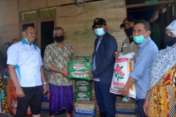 Bupati Aceh Timur arungi banjir salurkan sembako ke pengungsi