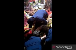 Terjatuh dari tempat tidur, lansia 130 kilogram dievakuasi Damkar