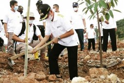 Bupati Sujadi hadiri peringatan hari bakti PU dengan menanam pohon