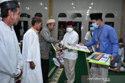 Pemprov Babel salurkan hasil zakat ASN bantu warga miskin