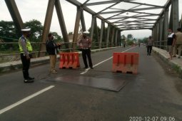 Jembatan penghubung Kediri-Trenggalek ambles, lalu lintas dialihkan sementara