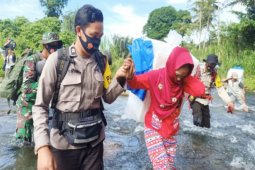 Petugas logistik pilkada jalan kaki tiga hari terobos Pegunungan Meratus