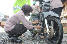 Polwan di Lhokseumawe jadi montir dadakan saat banjir