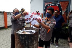 Jelang coblosan, KPU Kota Blitar musnahkan 559 surat suara rusak