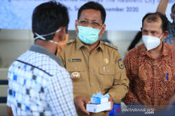 Pemko Banda Aceh serahkan smartphone untuk penyandang disabilitas